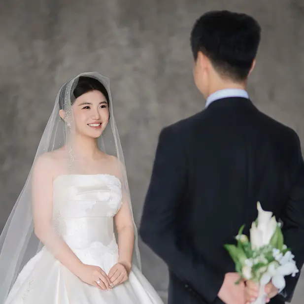唱片中的新人婚纱照