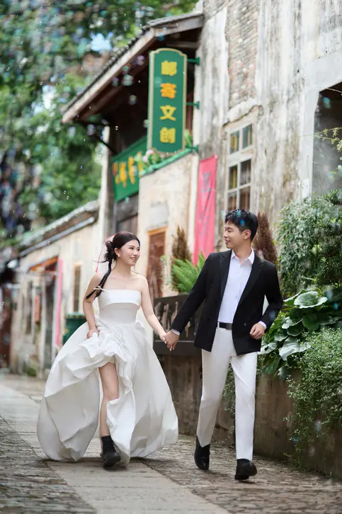 新人街巷婚纱照