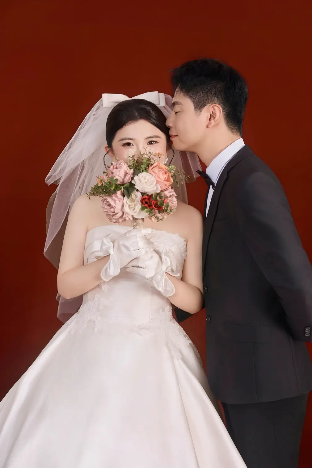 红色背景新人婚纱照